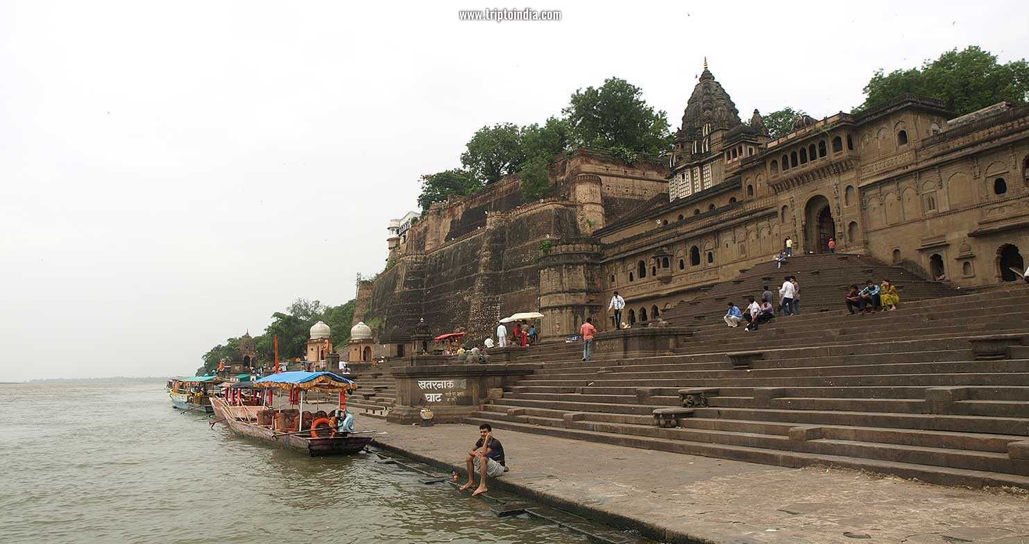 Ahilya Fort with Narmada river in the front